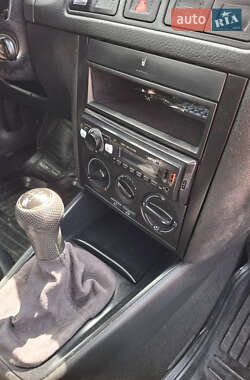 Хэтчбек Volkswagen Golf 2002 в 