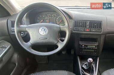 Хэтчбек Volkswagen Golf 2002 в 