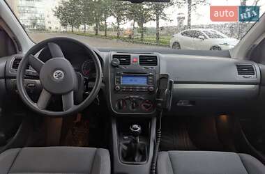 Хэтчбек Volkswagen Golf 2005 в 