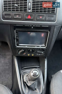 Хэтчбек Volkswagen Golf 2003 в 