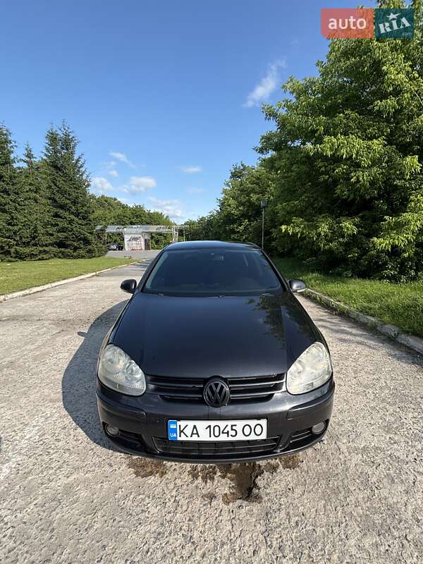 Хэтчбек Volkswagen Golf 2005 в 