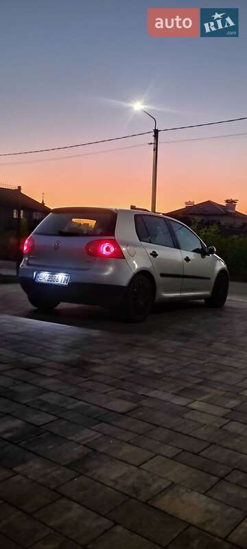 Хетчбек Volkswagen Golf 2004 в Рівному