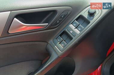 Хетчбек Volkswagen Golf 2011 в 
