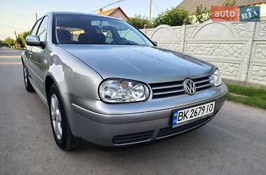 Хэтчбек Volkswagen Golf 2002 в Дубно