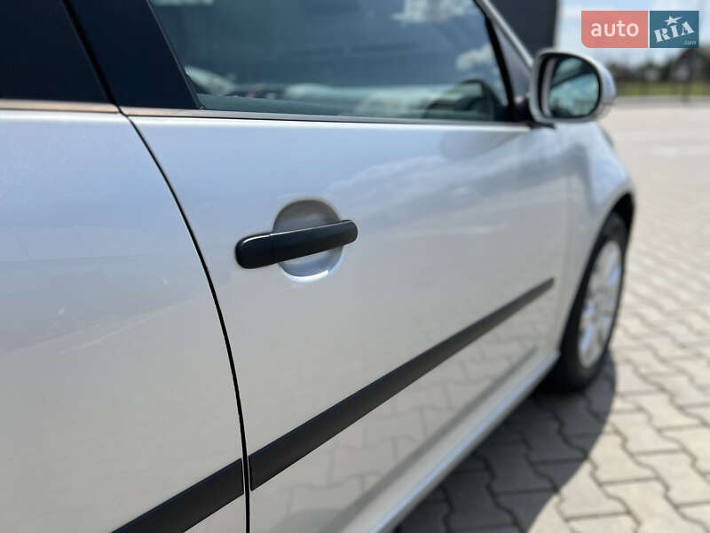 Хетчбек Volkswagen Golf 2004 в Івано-Франківську
