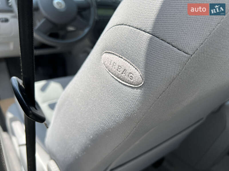 Хетчбек Volkswagen Golf 2004 в Івано-Франківську