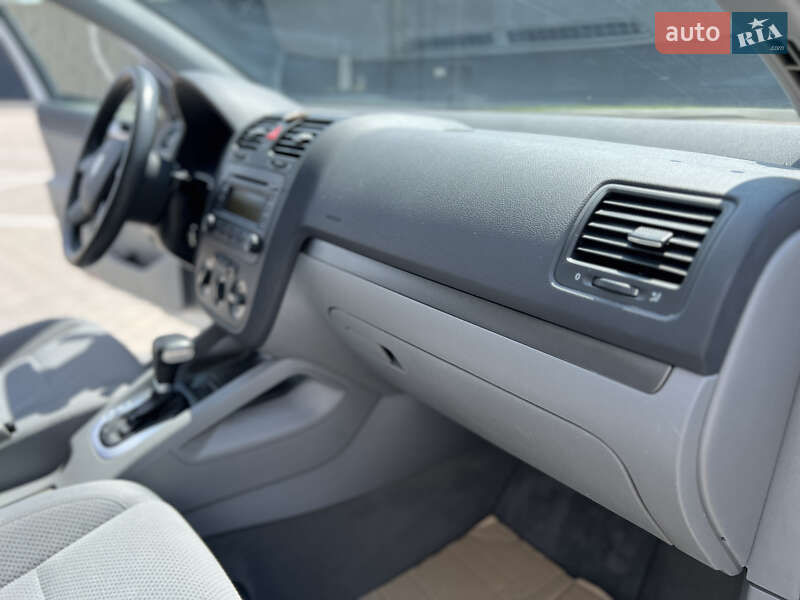 Хетчбек Volkswagen Golf 2004 в Івано-Франківську