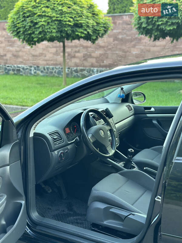 Хетчбек Volkswagen Golf 2005 в Рівному