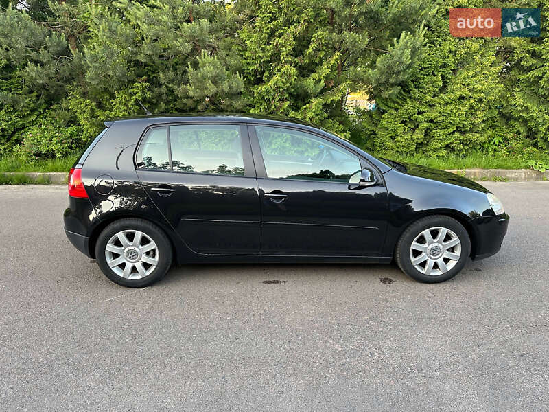 Хетчбек Volkswagen Golf 2005 в Рівному