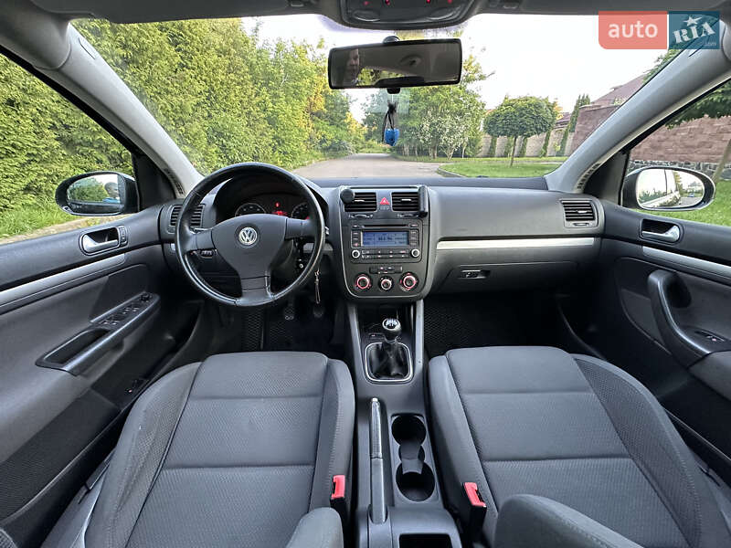 Хетчбек Volkswagen Golf 2005 в Рівному