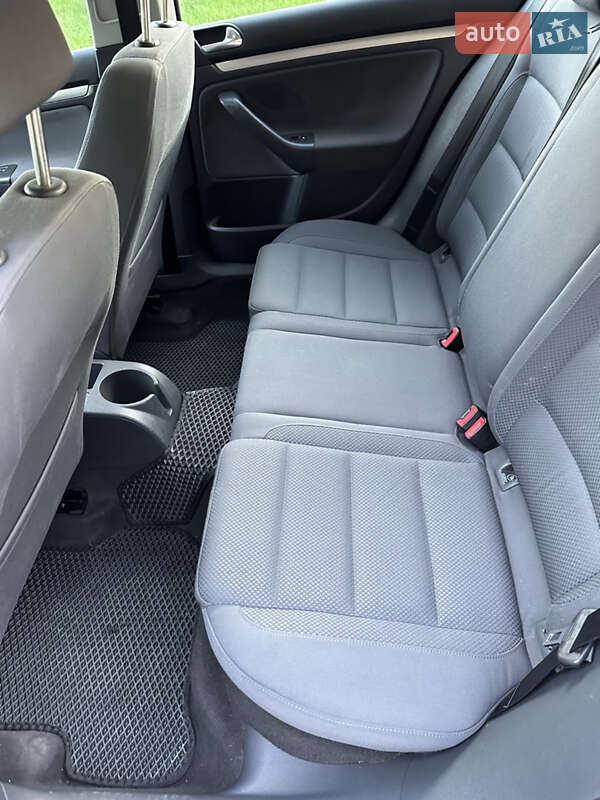 Хетчбек Volkswagen Golf 2005 в Рівному