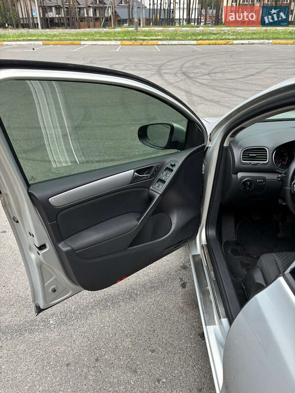 Хэтчбек Volkswagen Golf 2011 в Киеве