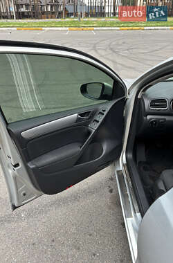 Хетчбек Volkswagen Golf 2011 в 