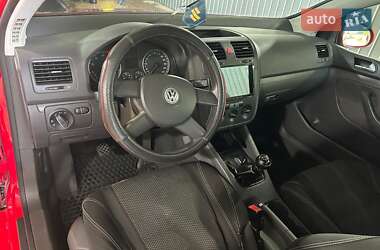 Хэтчбек Volkswagen Golf 2005 в 