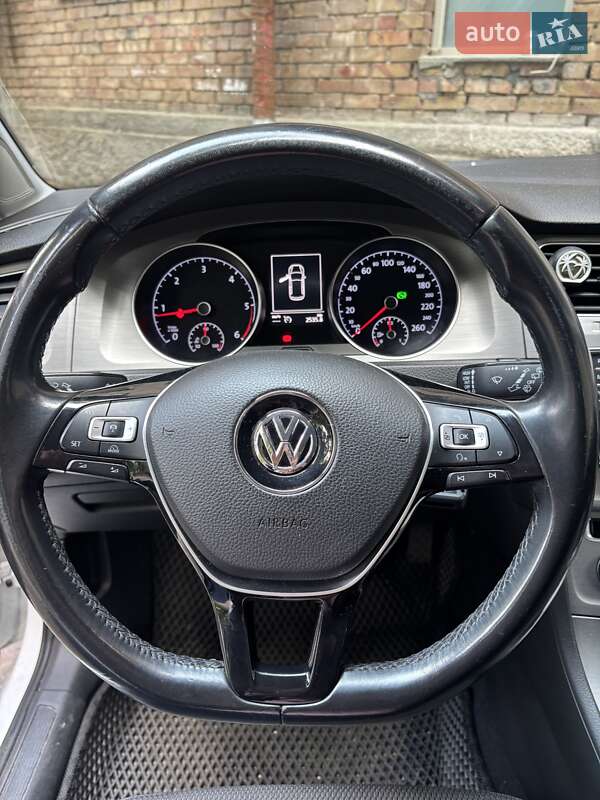 Хэтчбек Volkswagen Golf 2016 в Киеве