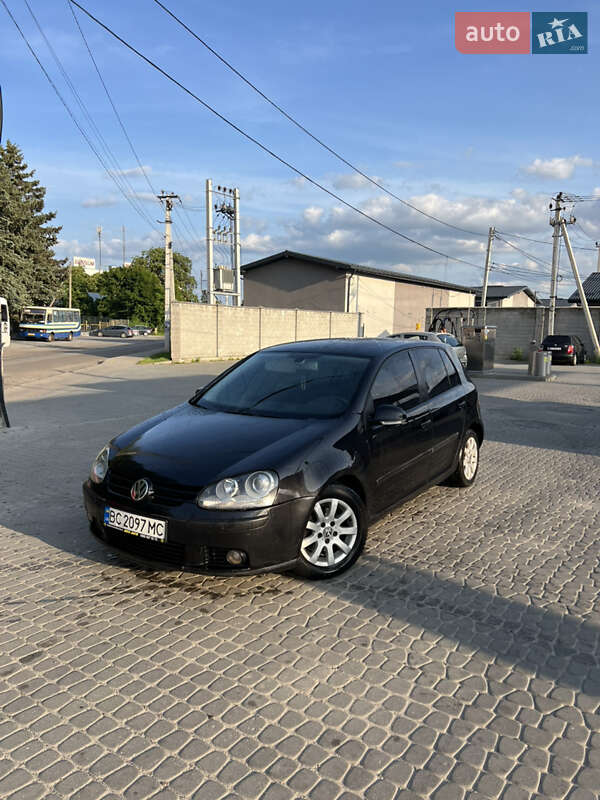 Хэтчбек Volkswagen Golf 2004 в 
