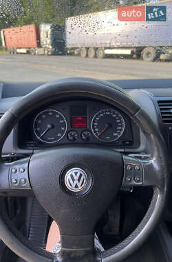 Хэтчбек Volkswagen Golf 2004 в 