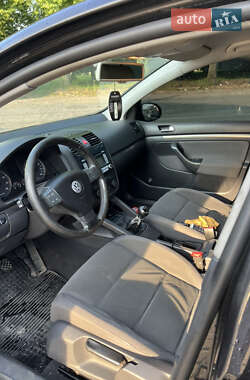Хэтчбек Volkswagen Golf 2004 в 