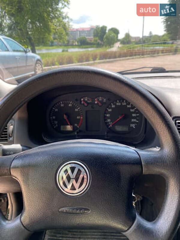 Хетчбек Volkswagen Golf 2001 в Романіву