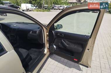 Хетчбек Volkswagen Golf 2001 в 