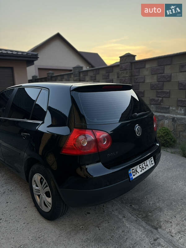 Хетчбек Volkswagen Golf 2005 в Сарнах