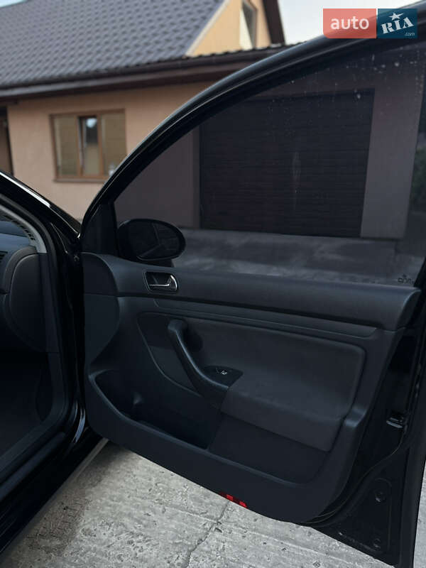 Хетчбек Volkswagen Golf 2005 в Сарнах