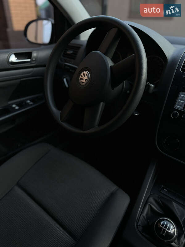 Хетчбек Volkswagen Golf 2005 в Сарнах