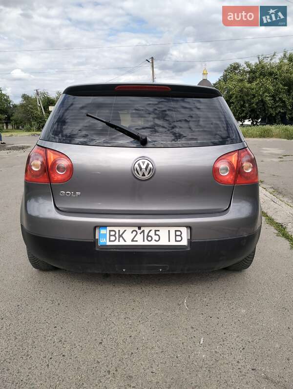 Хетчбек Volkswagen Golf 2005 в Здолбуніві
