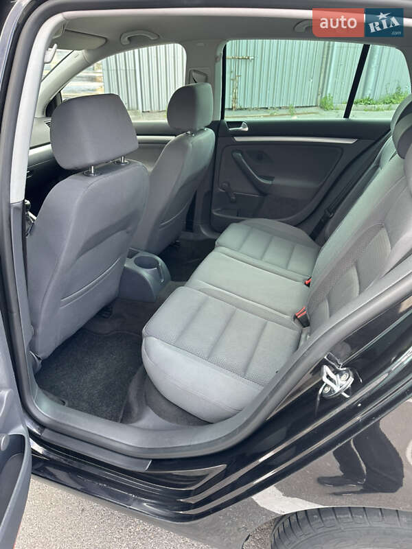 Хетчбек Volkswagen Golf 2005 в Харкові