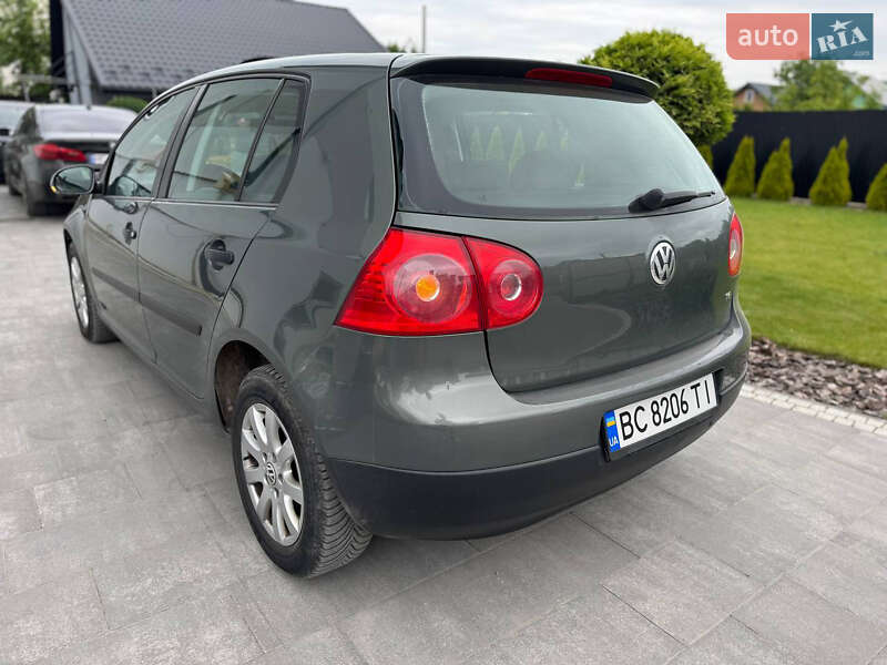 Хетчбек Volkswagen Golf 2004 в Пустомитах