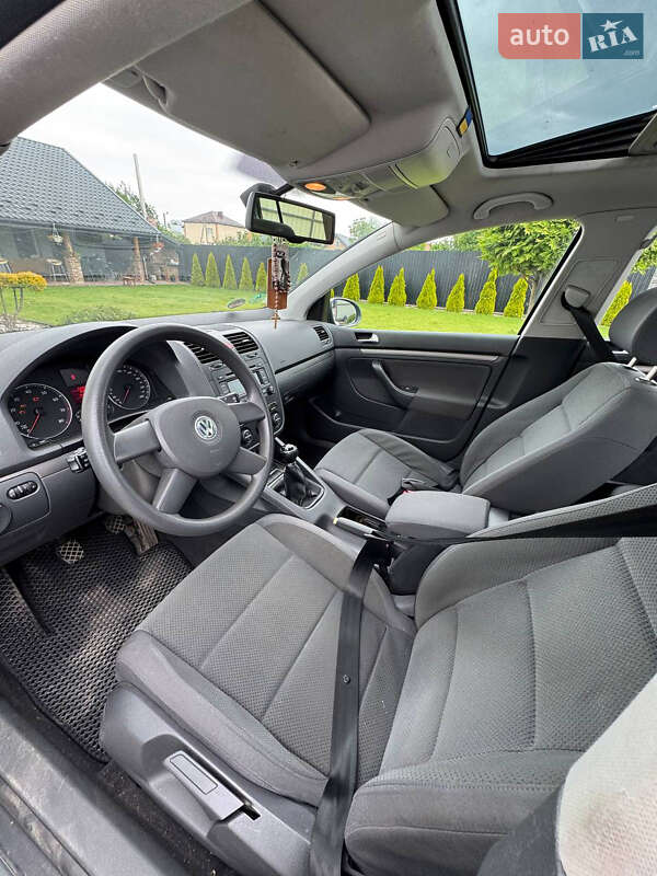 Хетчбек Volkswagen Golf 2004 в Пустомитах