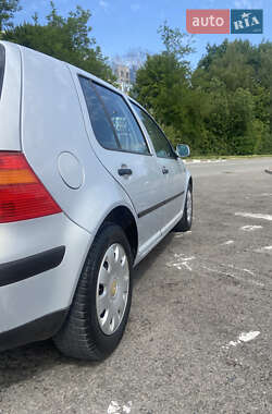 Хетчбек Volkswagen Golf 2001 в 