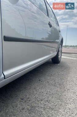 Хетчбек Volkswagen Golf 2001 в 