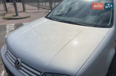 Хетчбек Volkswagen Golf 2001 в 