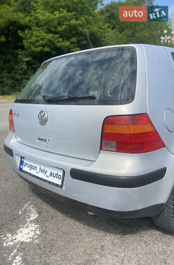 Хетчбек Volkswagen Golf 2001 в 