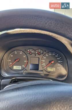 Хэтчбек Volkswagen Golf 2003 в 
