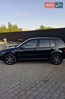 Хэтчбек Volkswagen Golf 2003 в 