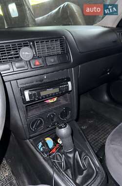 Хэтчбек Volkswagen Golf 2002 в 