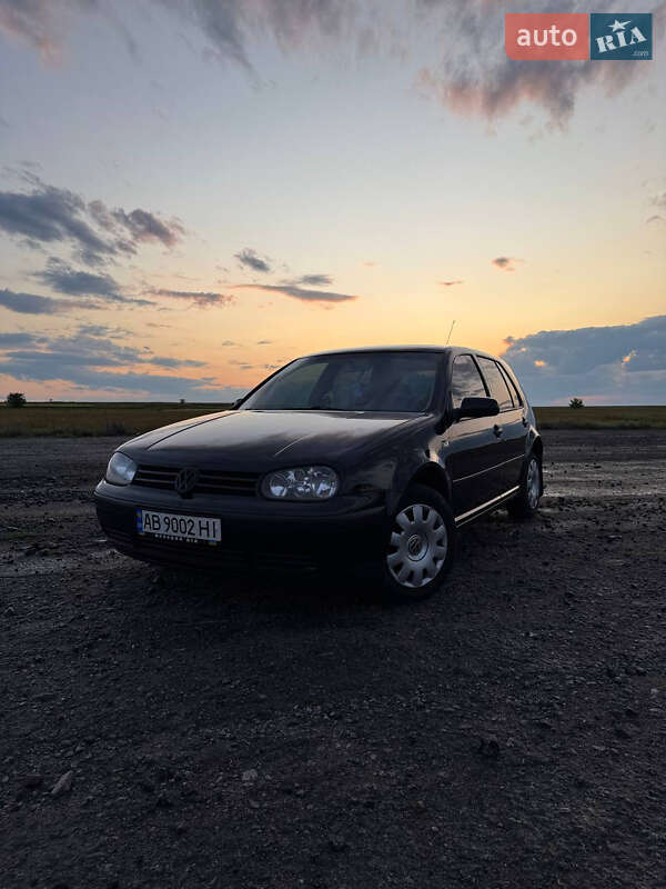 Хэтчбек Volkswagen Golf 1998 в 