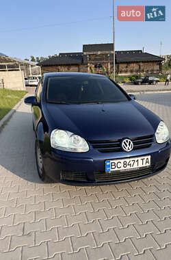 Хетчбек Volkswagen Golf 2005 в Буську