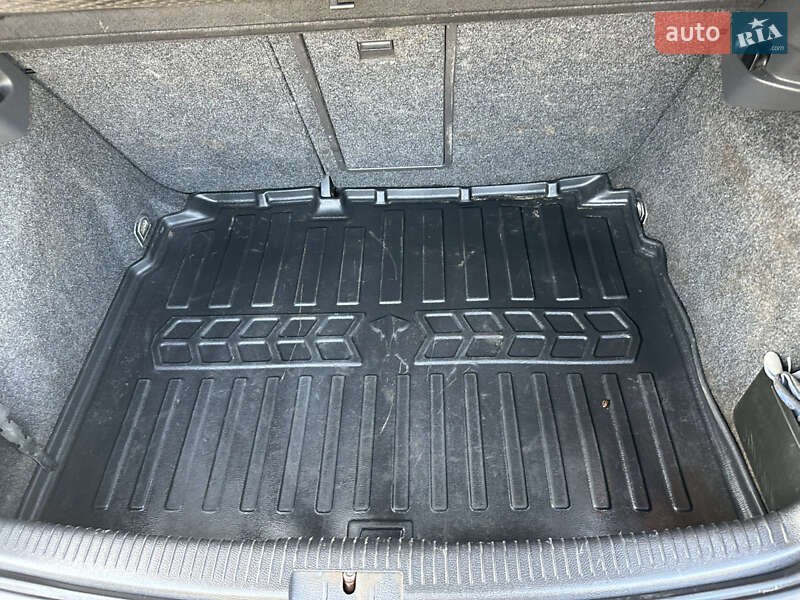 Хетчбек Volkswagen Golf 2005 в Буську