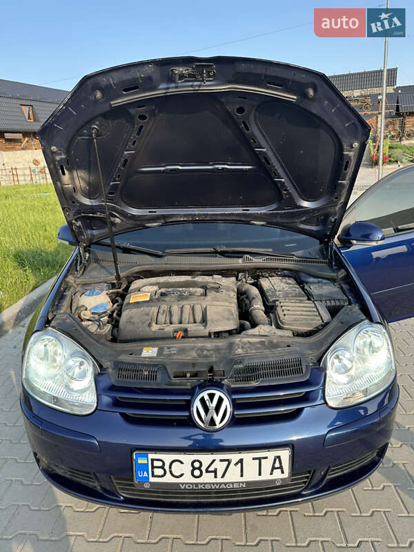 Хетчбек Volkswagen Golf 2005 в Буську