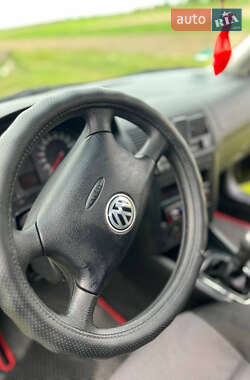 Хетчбек Volkswagen Golf 2001 в 
