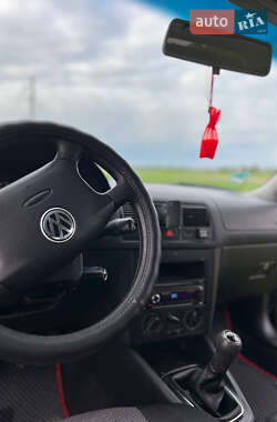 Хетчбек Volkswagen Golf 2001 в 
