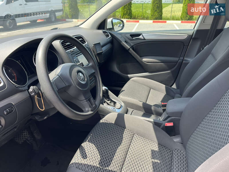 Хетчбек Volkswagen Golf 2011 в Чернівцях