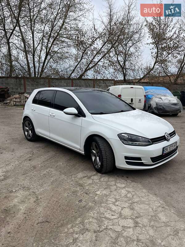 Хэтчбек Volkswagen Golf 2015 в Ровно