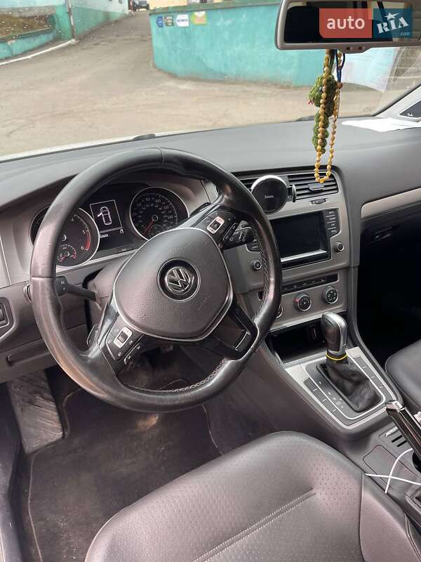 Хэтчбек Volkswagen Golf 2015 в Ровно