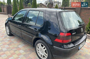 Хэтчбек Volkswagen Golf 2000 в 