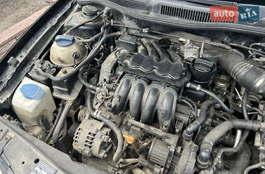 Хэтчбек Volkswagen Golf 2000 в 