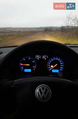 Універсал Volkswagen Golf 2004 в Чернівцях